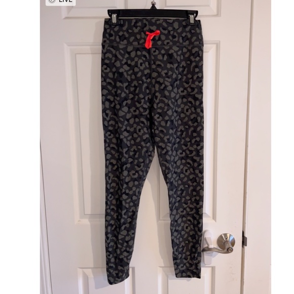 White Fox x Sarah's Day Leggings Size Medium - Picture 2 of 4
